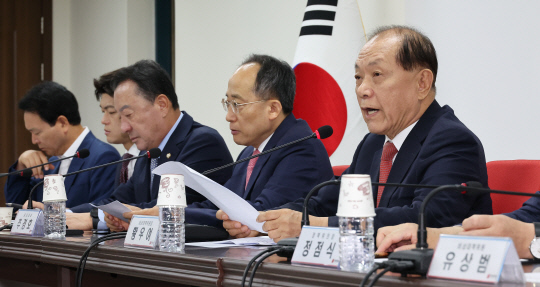황우여(오른쪽) 국민의힘 비상대책위원장이 11일 오전 서울 여의도 국민의힘 당사에서 열린 비대위원회의에서 발언하고 있다.<연합뉴스 사진>